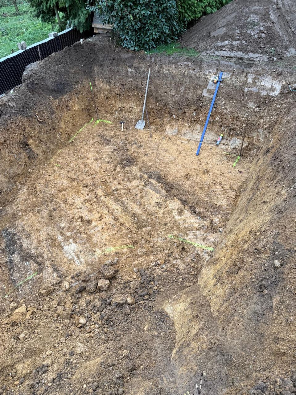 Ausgehobene Baugrube mit sauberem Planum
