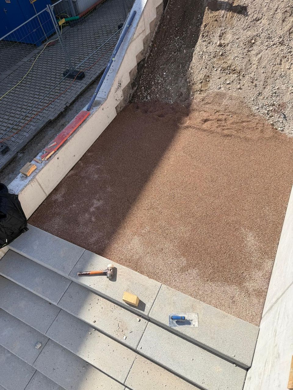 Fertige Granitstufen mit Splittbett-Drainage