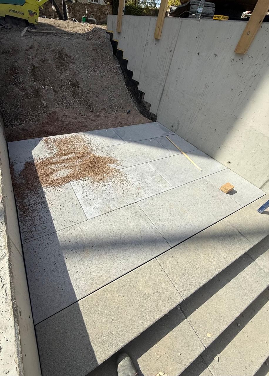 Fertiges Podest aus großformatigen Natursteinplatten