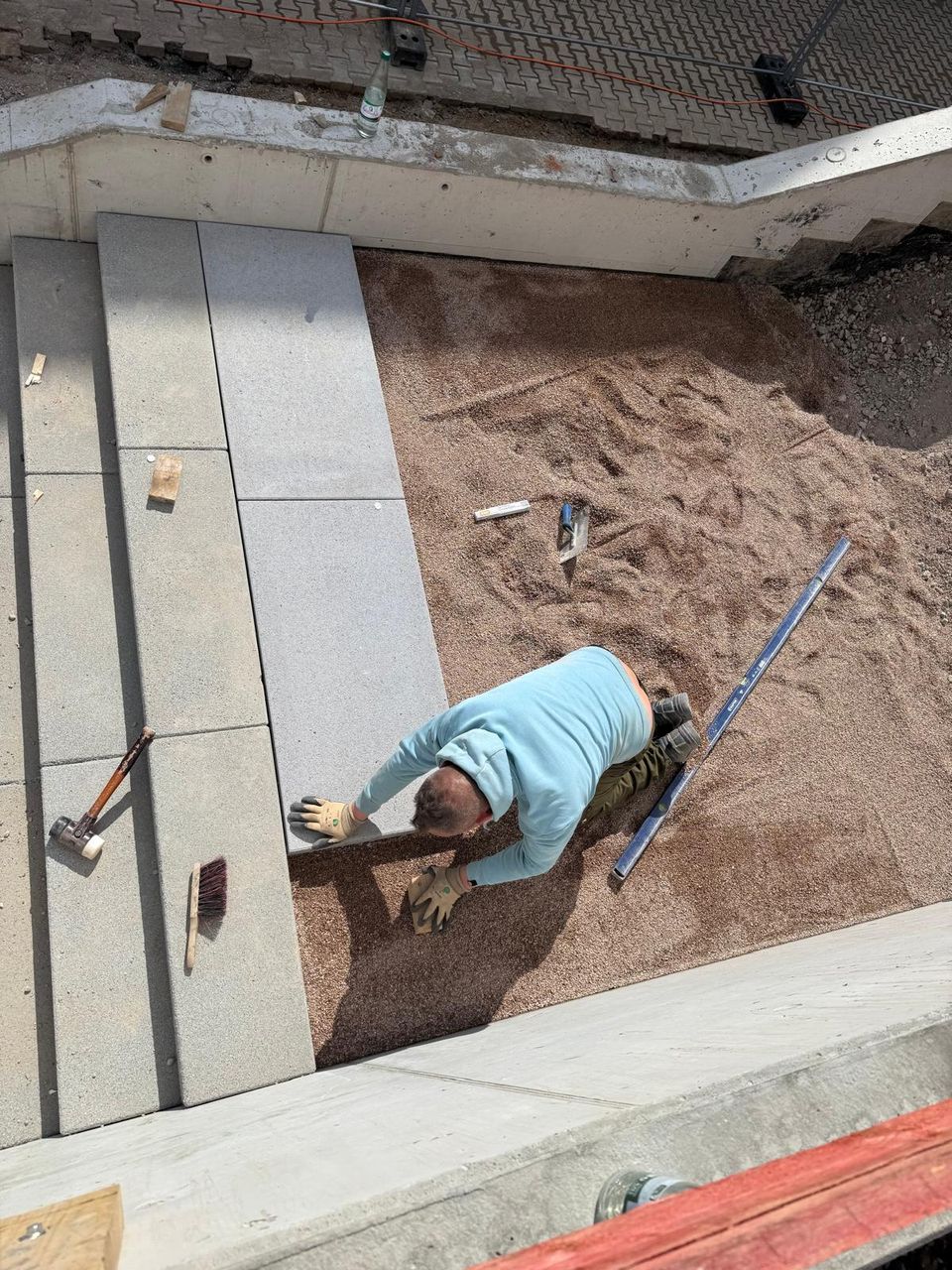 Natursteinplatten in Handarbeit verlegen