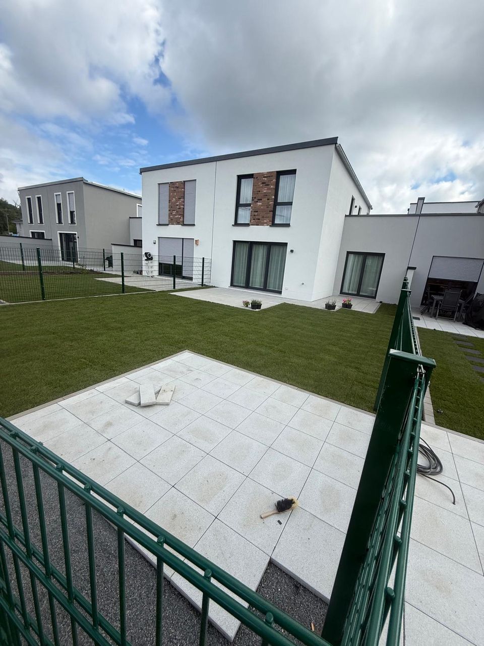Fertige Gartenanlage mit Rollrasen rund ums Haus