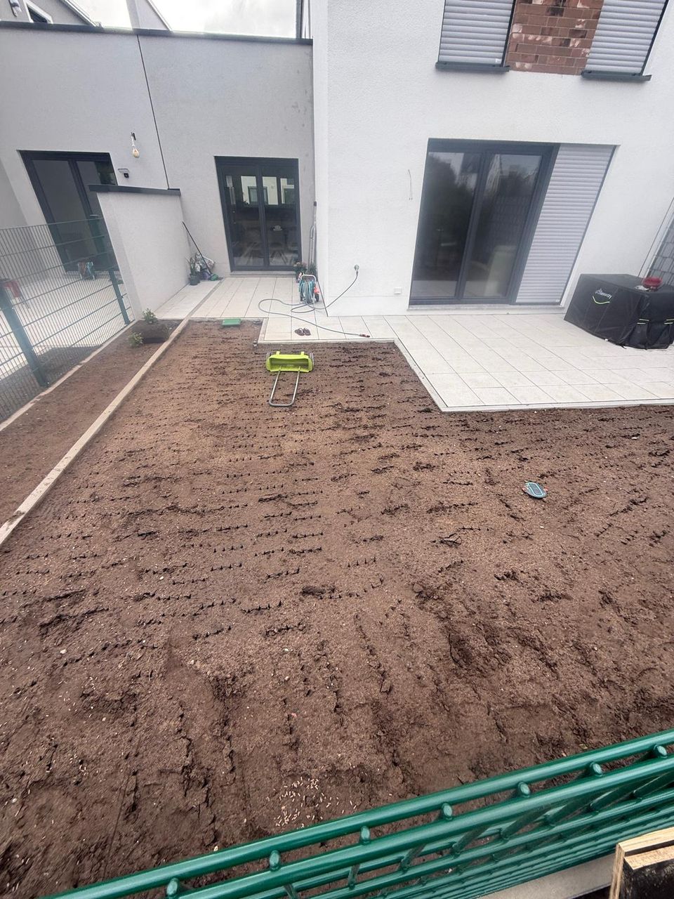 Vorbereitetes Planum und Mutterboden vor der Rollrasen-Verlegung