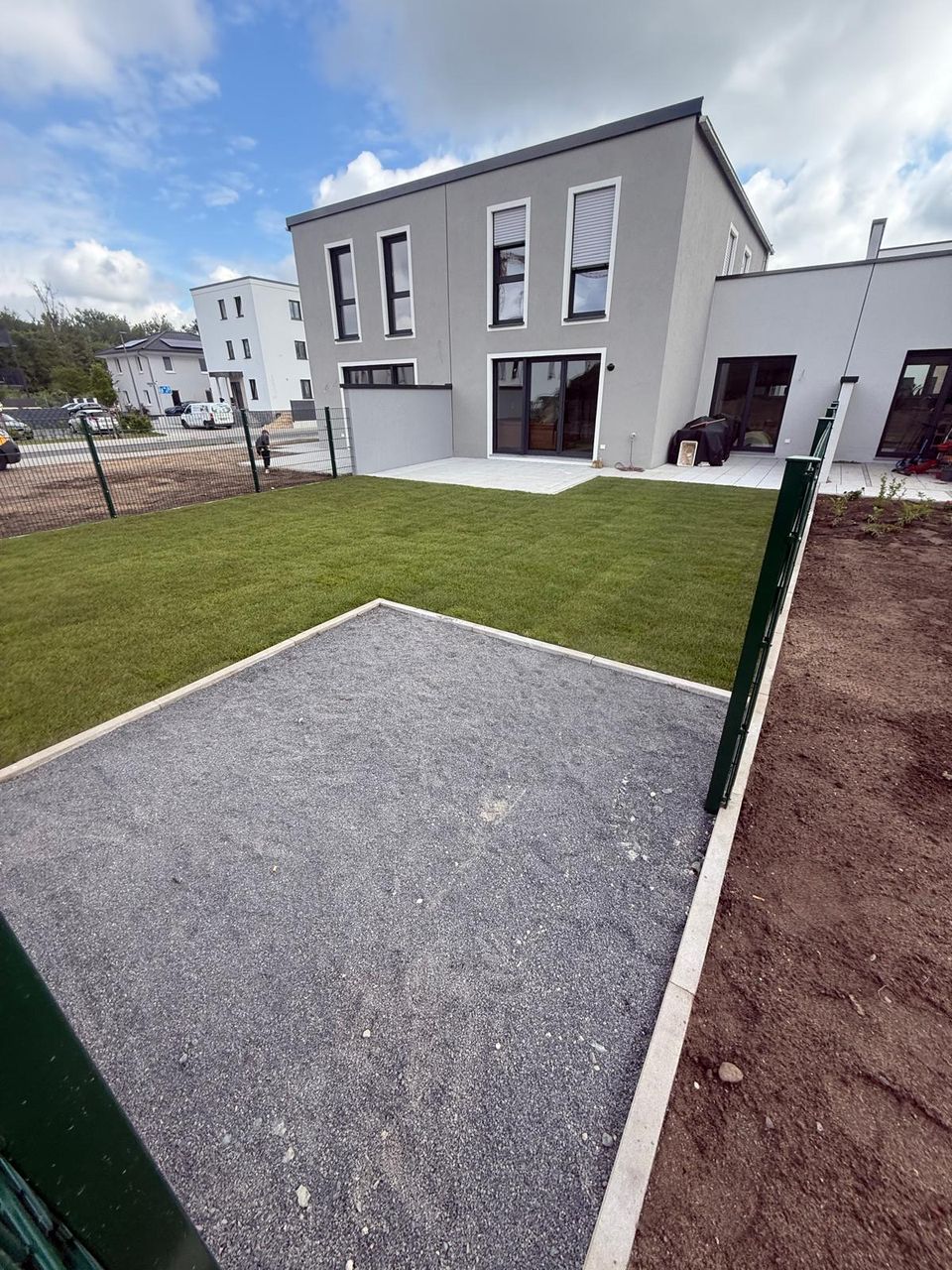 Neuer Garten mit Terrasse, Rollrasen und Randeinfassung