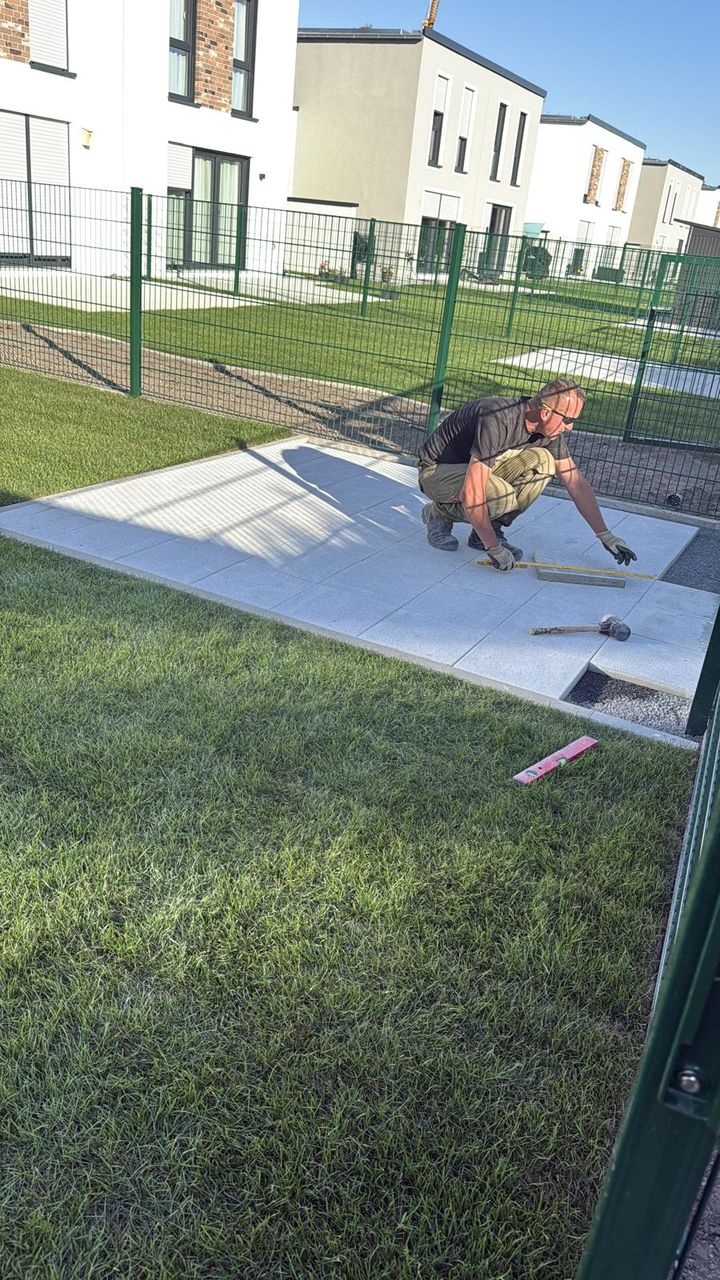 Feinsteinzeug-Terrassenplatten in Handarbeit verlegen